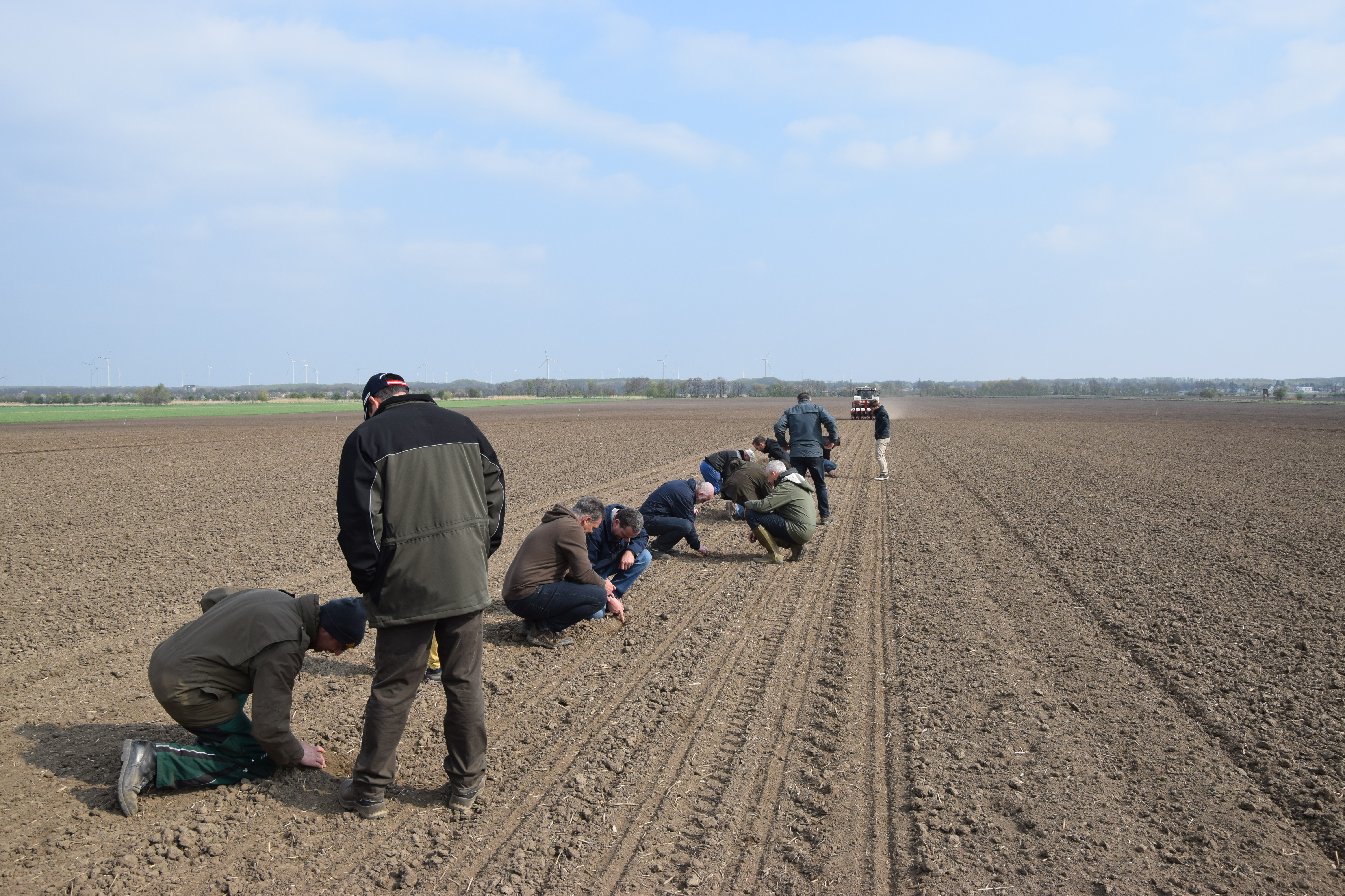 Bild 5_Landwirte kontrollieren Saatgutablage