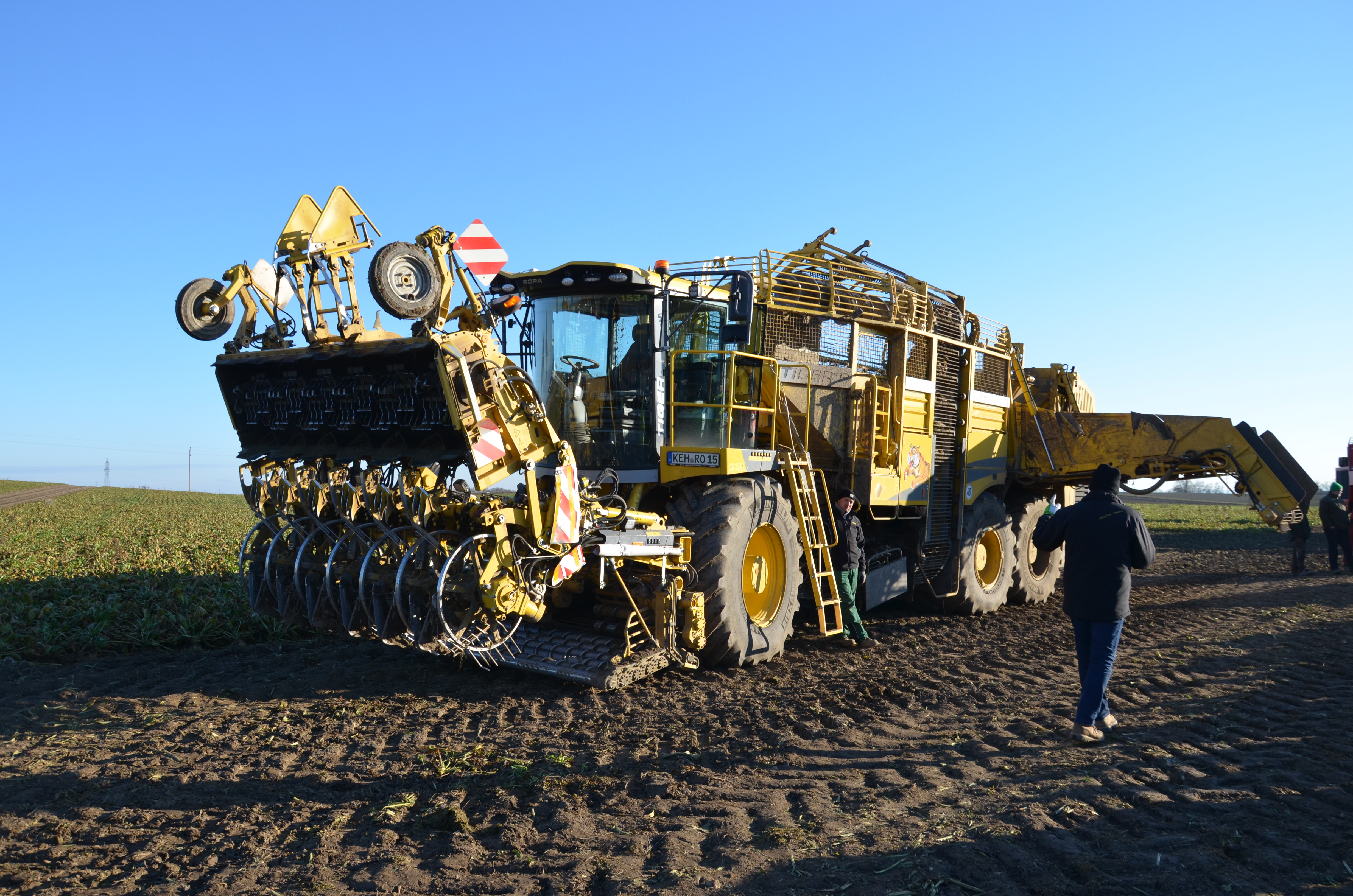 Ropa Tiger 6 mit bodenschonendem hydraulischem Fahrwerk